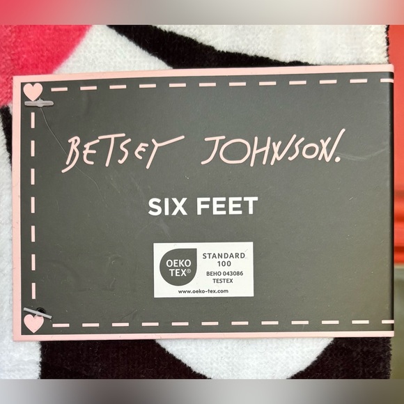 Betsey Johnson Daisy Oversized Black Floral Beach Towel - Picture 4 of 4